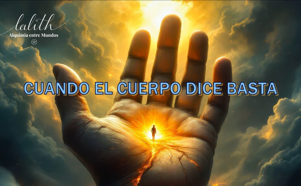 Mano abierta iluminada desde el centro con una figura en el interior, simbolizando el momento en que el cuerpo pide parar y poner límites desde la conciencia.