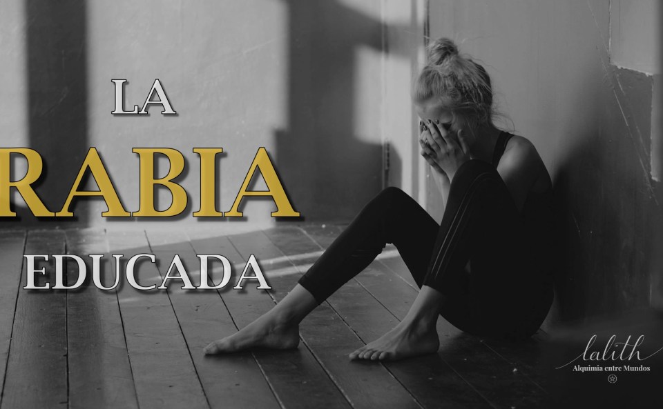 Mujer sentada en el suelo en blanco y negro, con gesto de agotamiento emocional, junto al título “La rabia educada”.