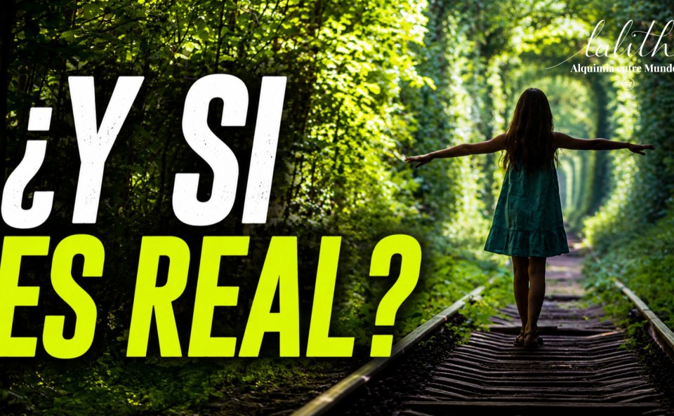 Miniatura del vídeo No te estás volviendo loco: El poder oculto de tu sensibilidad. Mujer caminando por una vía entre árboles con el texto ¿Y si es real?